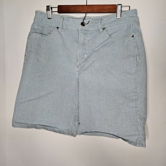Croft & Barrow Women's Striped Casual Denim Shorts Size 12 Blue & White Stripe - Picture 1 of 8